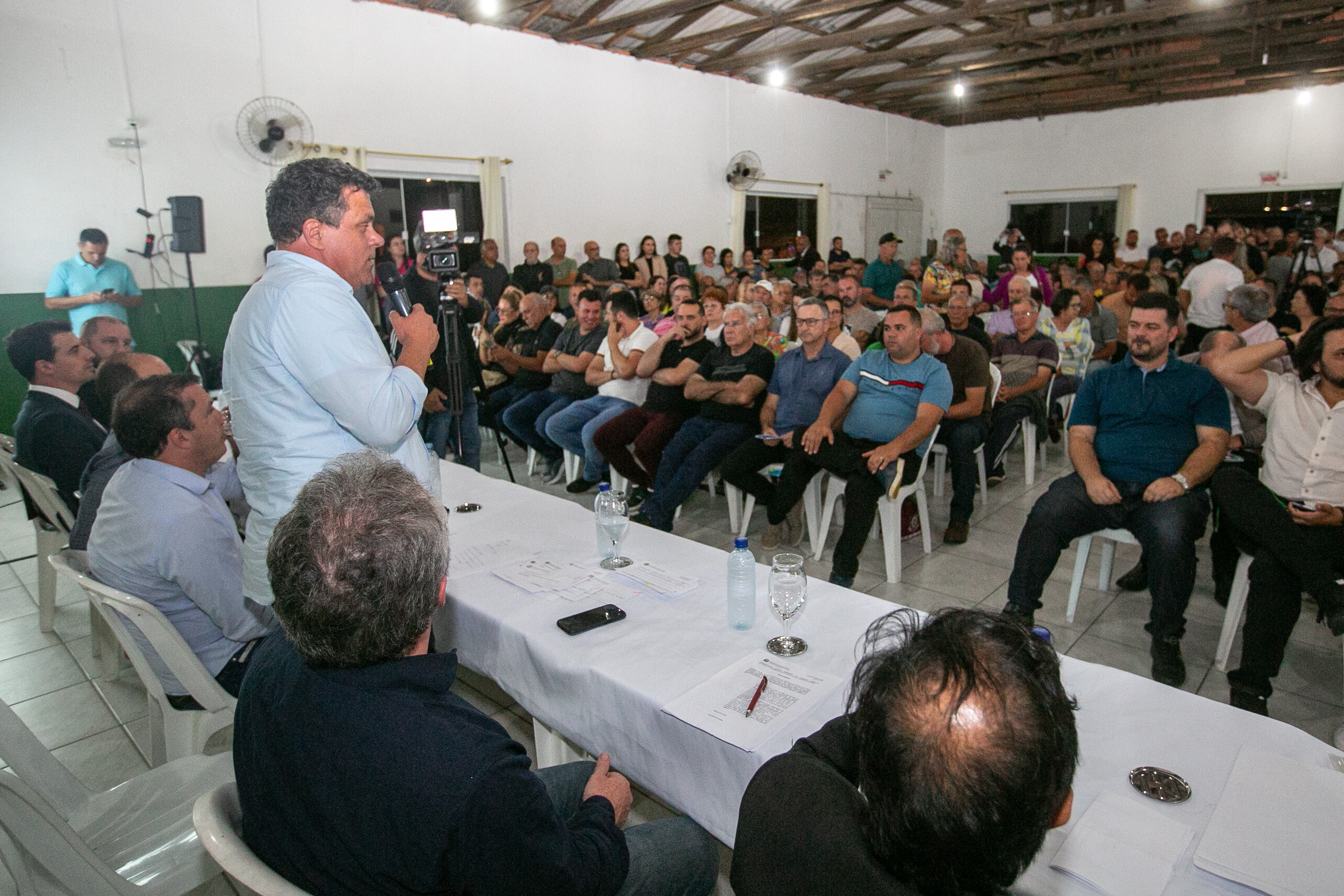 O debate ocorreu no salão da Igreja de São Sebastião, em Imbituba.