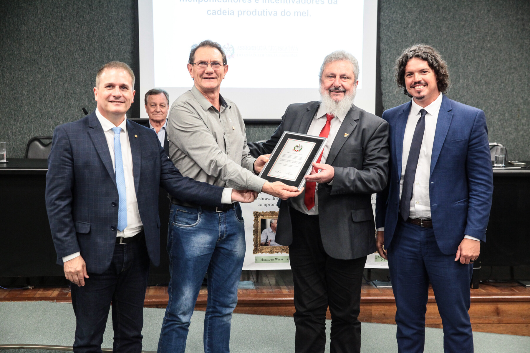 Ato solene homenageia personalidades e instituições da cadeia do mel