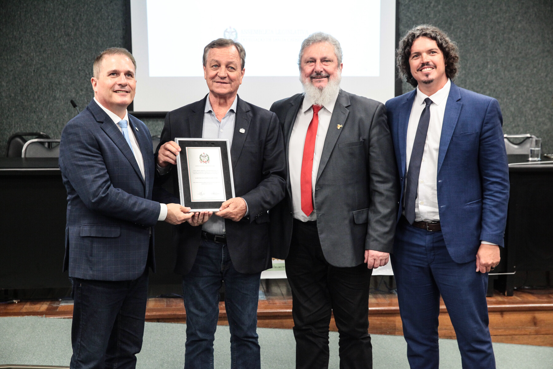 Parlamentares e o secretário de Estado da Agricultura, Valdir Colatto