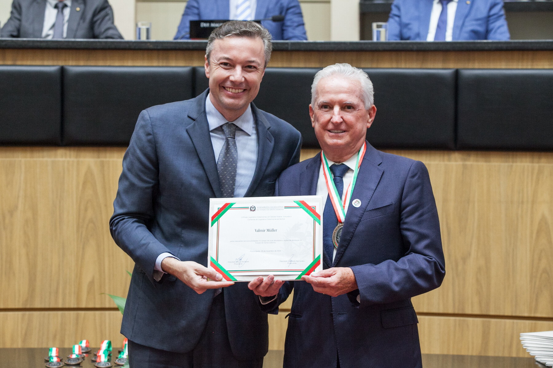 Napoleão homenageia Valmir Müller com a entrega da Comenda do Legislativo Catarinense