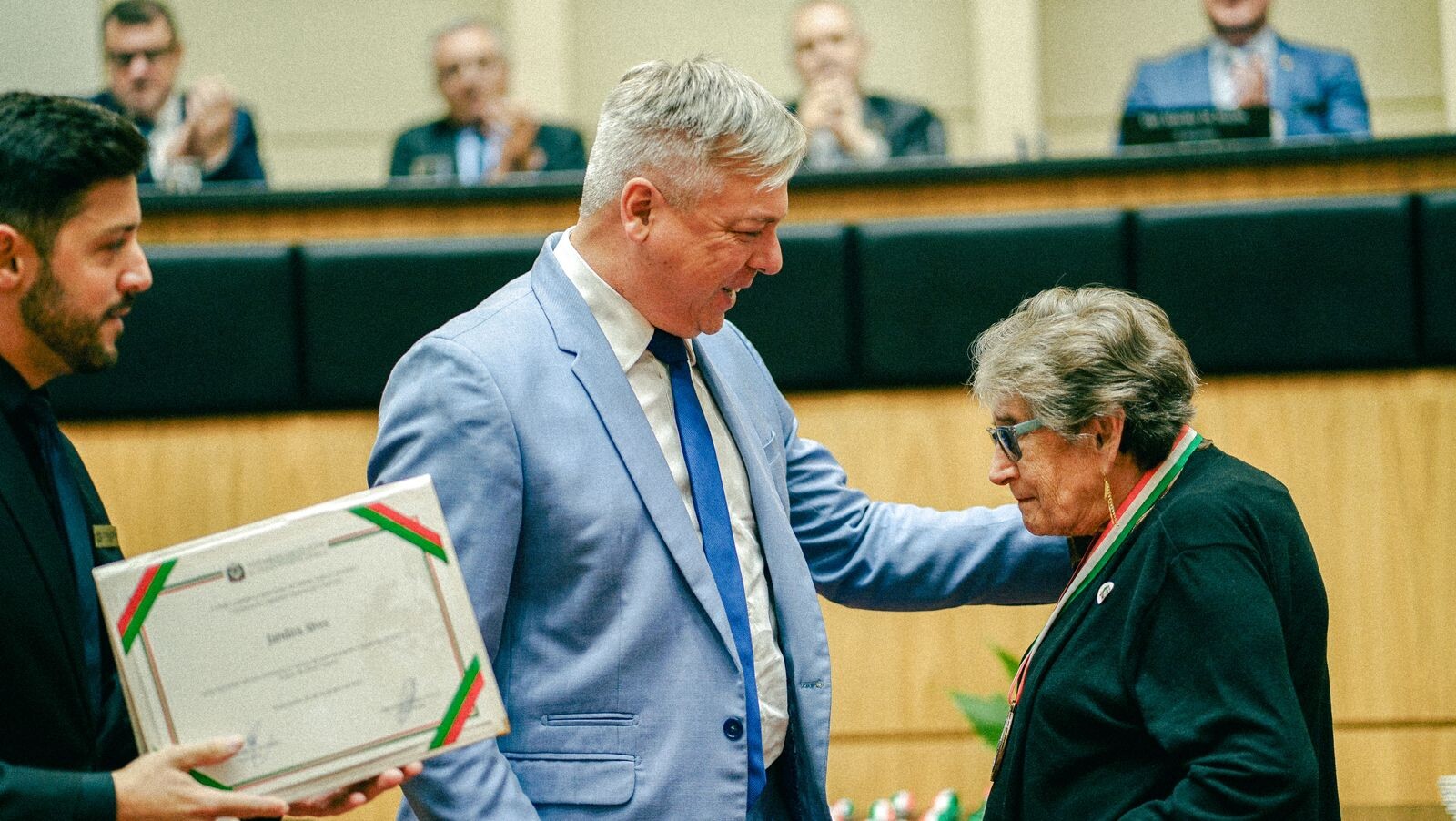 Voluntária da Pastoral da Criança de Pinhalzinho recebe homenagem do Legislativo