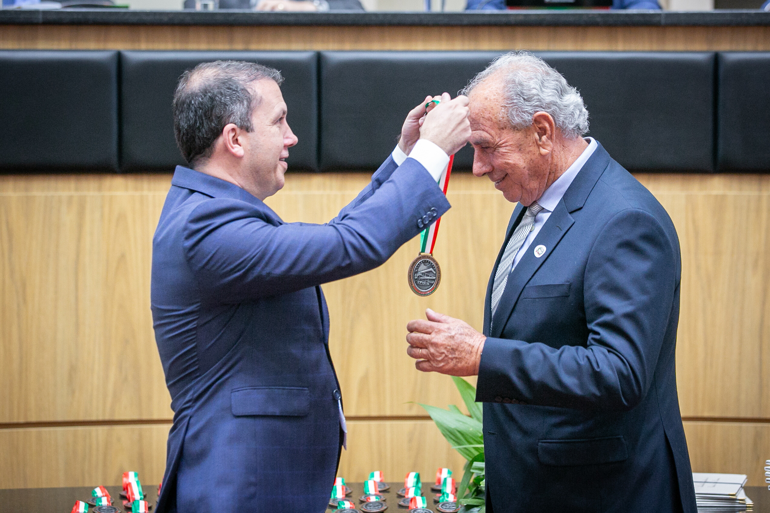 Momento da entrega da homenagem.