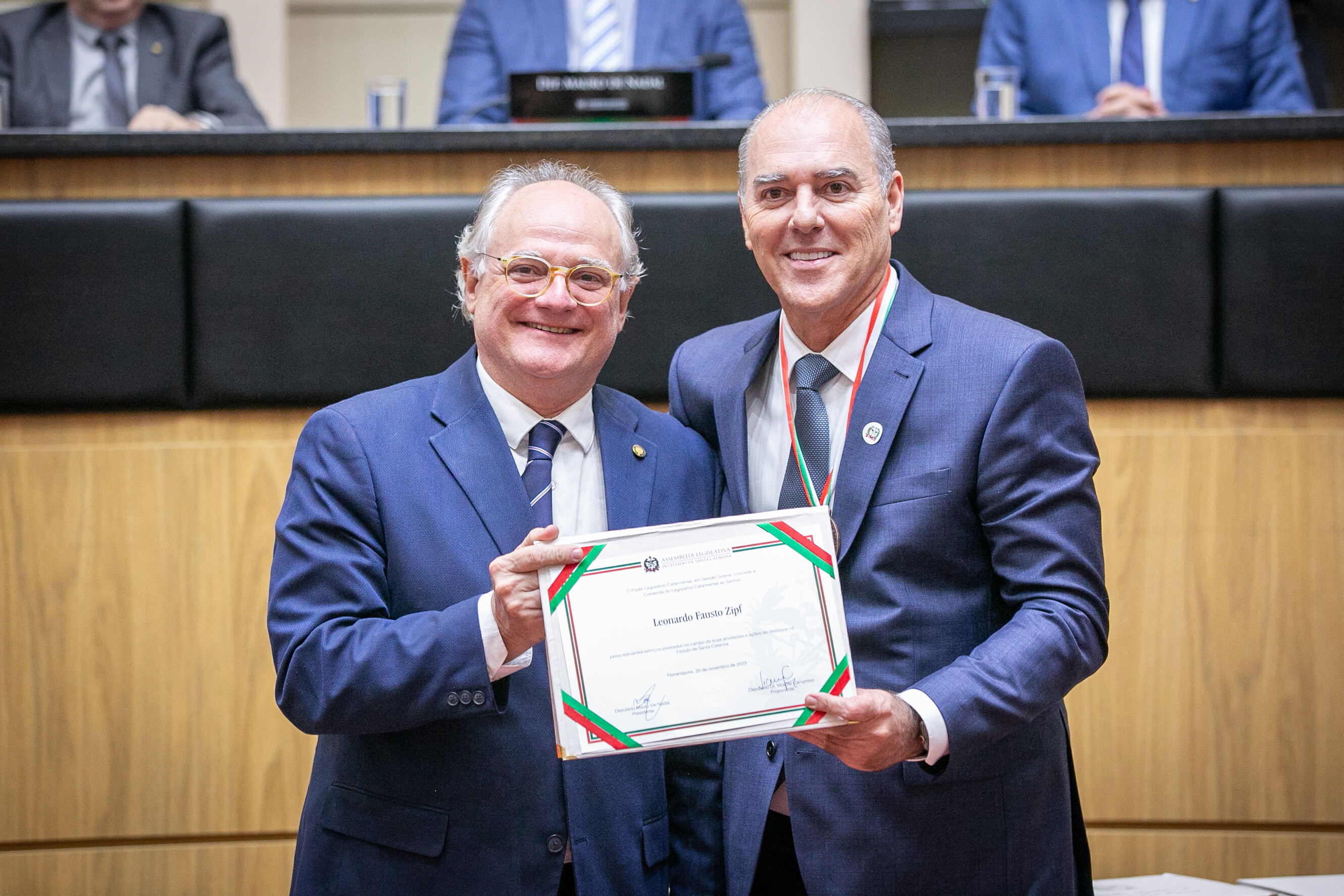 Leonardo Zipf, da Duas Rodas Industrial, recebe maior honraria do Parlamento SC