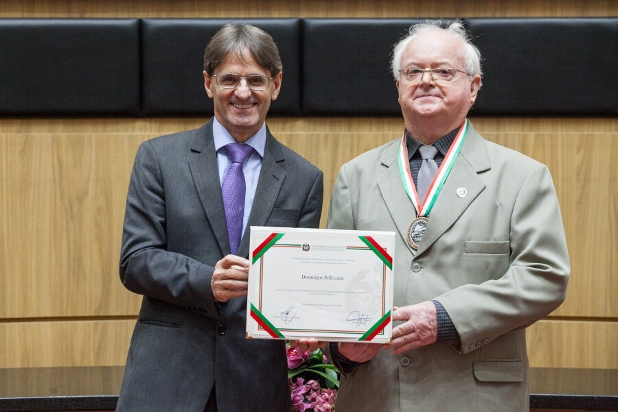 Saretta homenageia Domingos Pellizzaro com Comenda do Legislativo Catarinense
