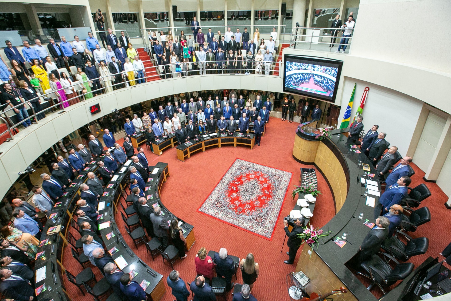 Plenário e galerias lotadas na entrega da Comenda do Legislativo