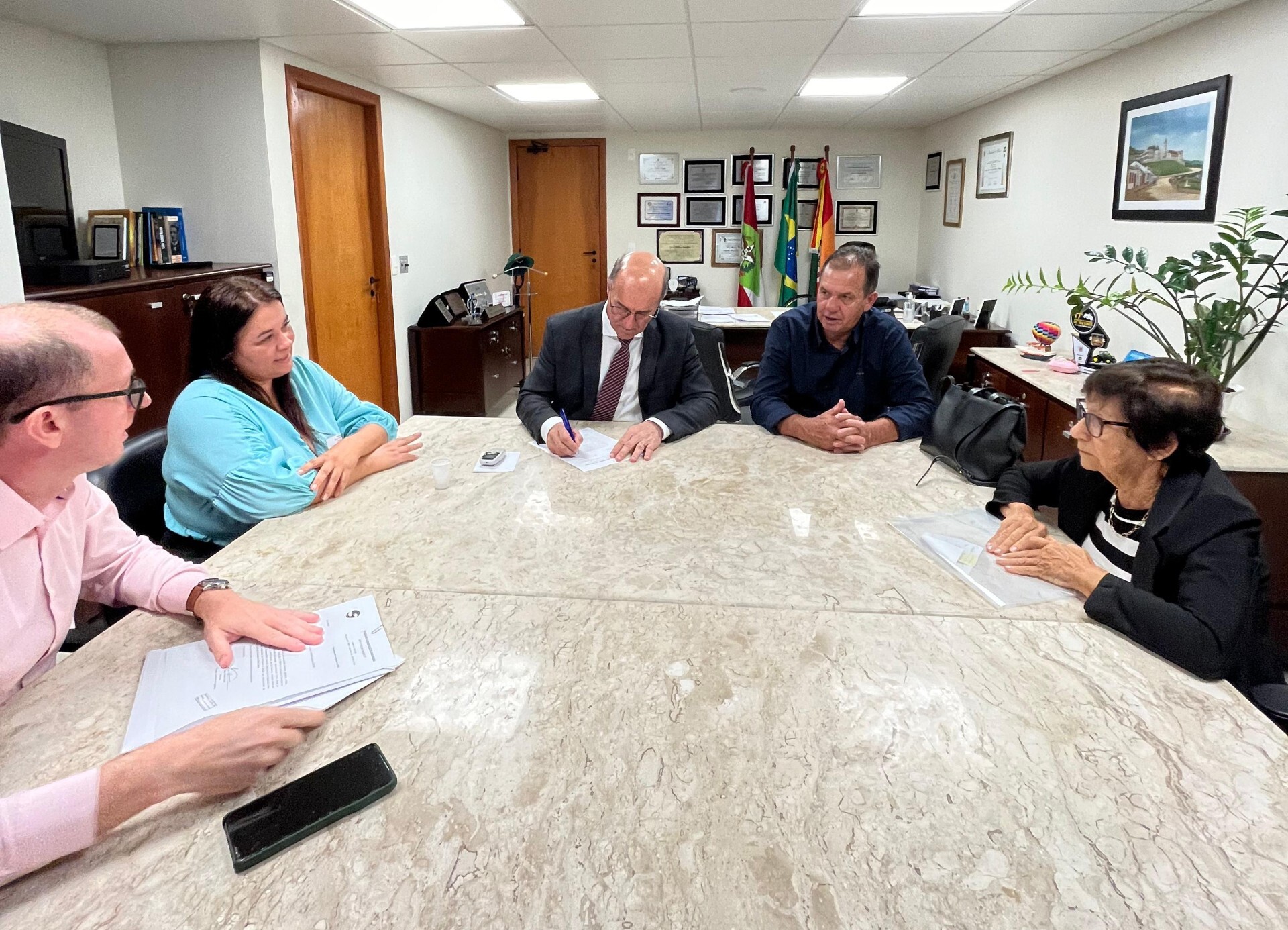 Deputado José Milton Scheffer e dirigentes da entidade