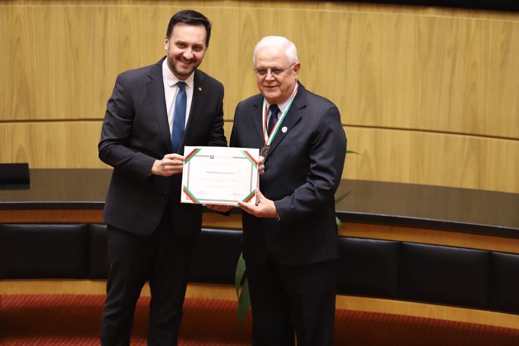 Tubaronense Arilton Barreiros é homenageado em noite solene da Alesc