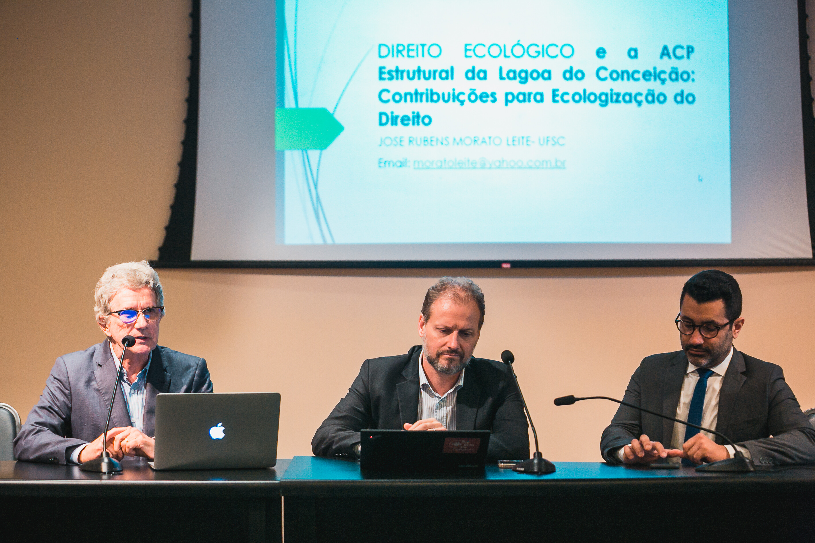 O evento conta com a participação de juristas, professores e gestores públicos.
