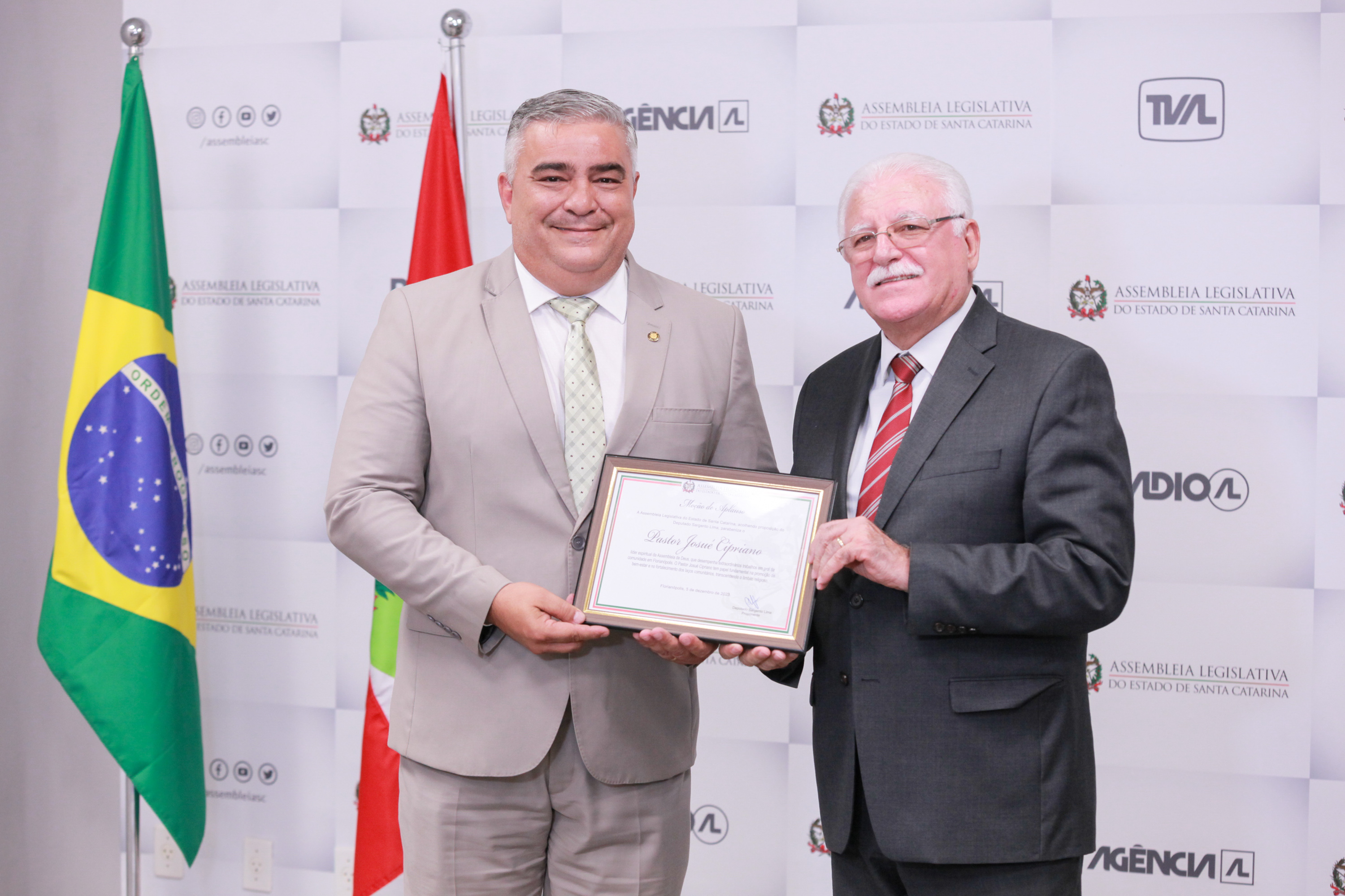 Deputado Sargento Lime entrega homenagem à Pastor Cipriano