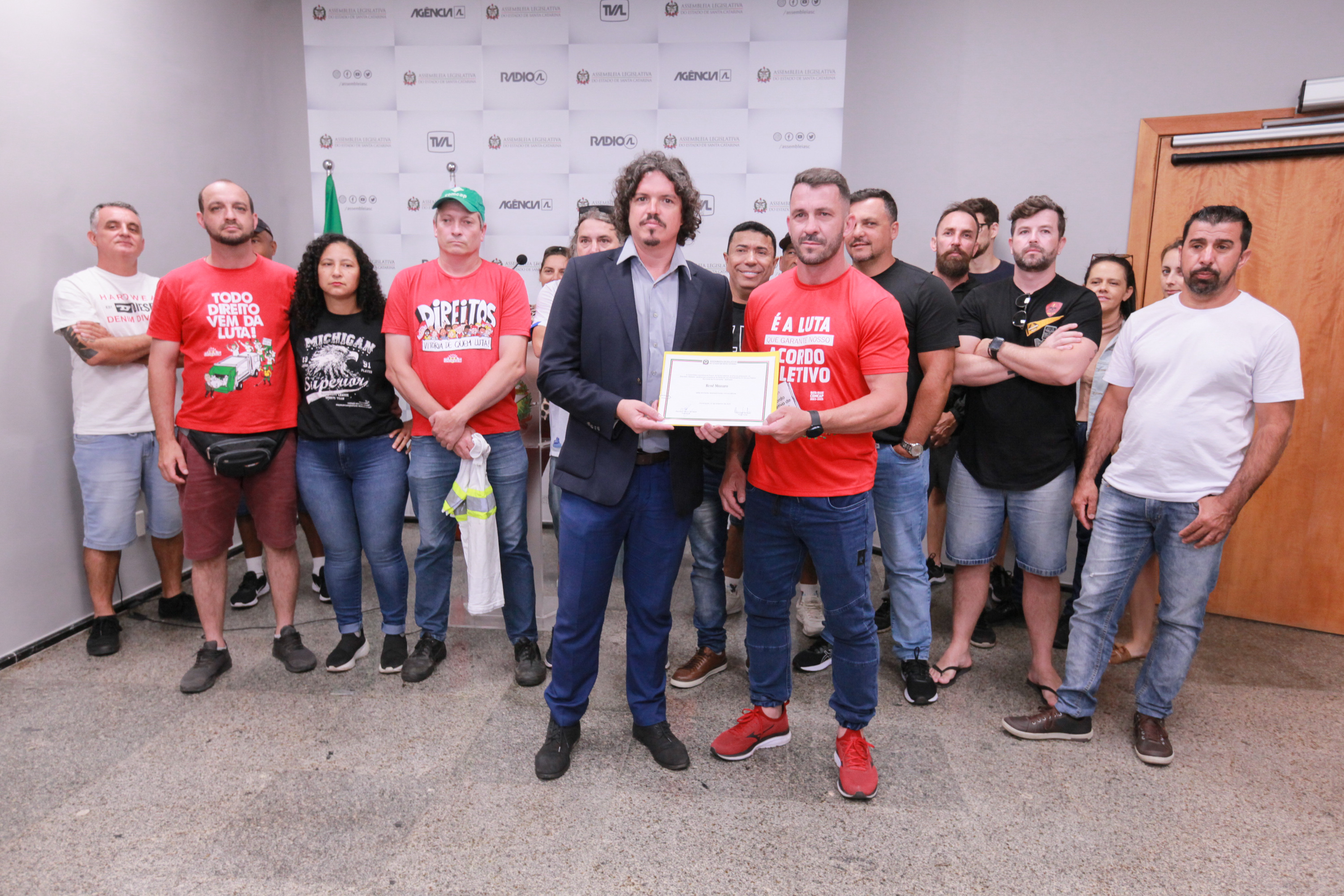 Deputado Marquito entrega homenagem a servidores da Comcap