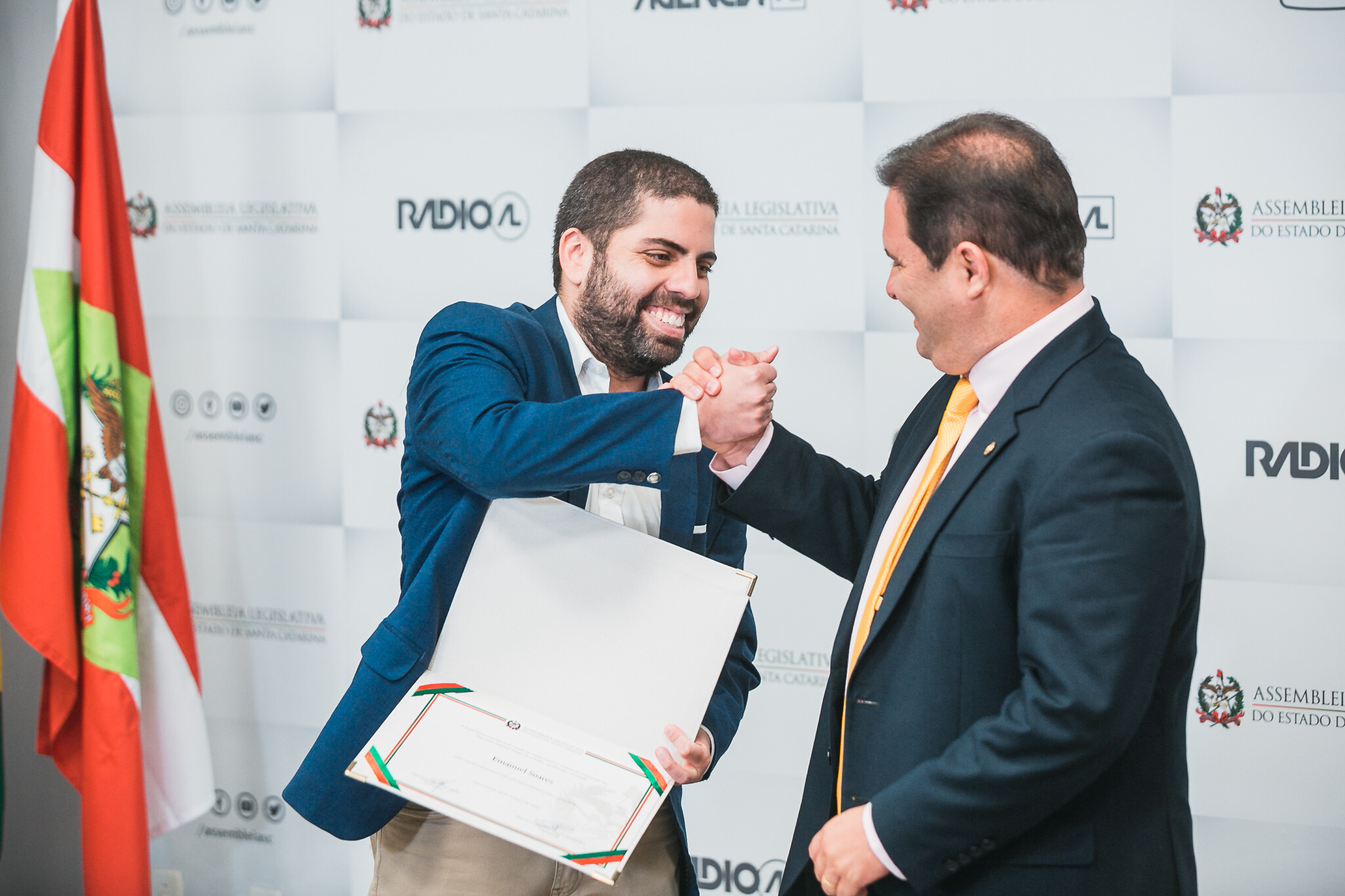 Deputado Sérgio Guimarães entrega moção de aplauso para jornalista