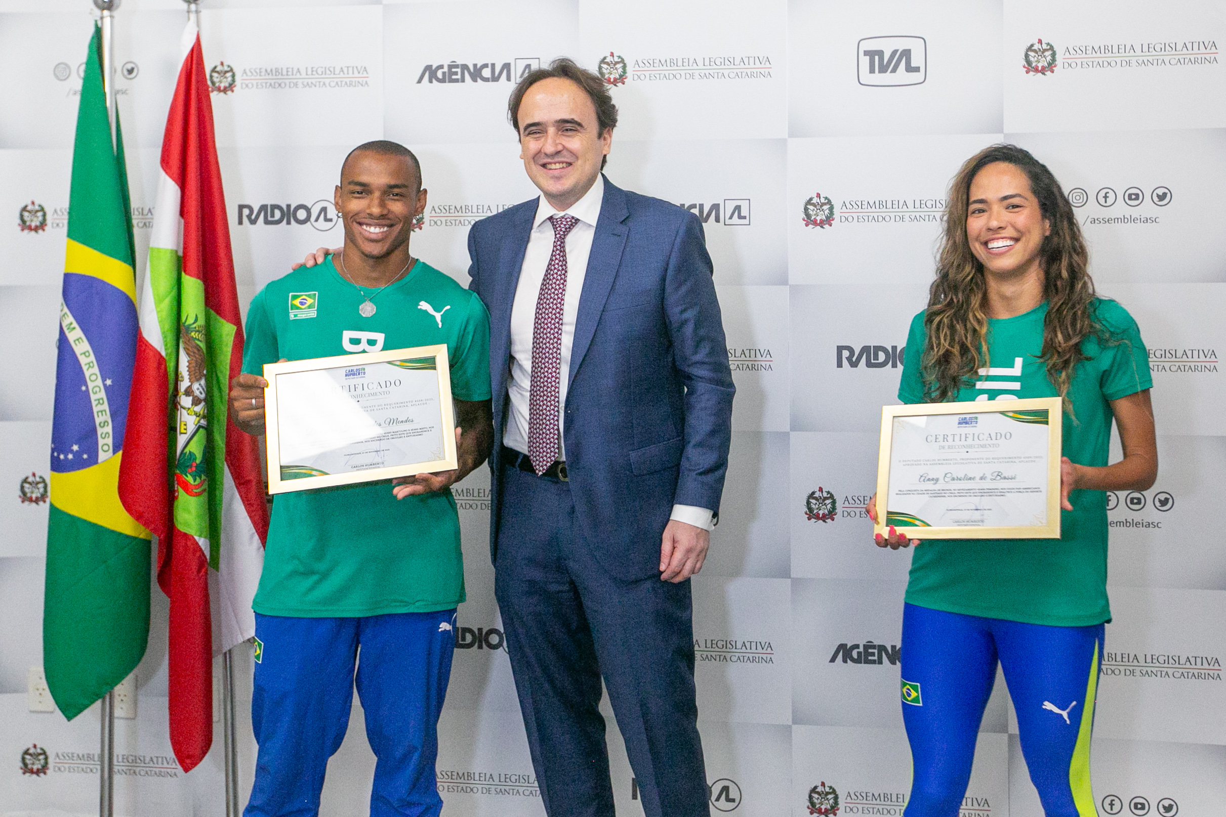MOÇÃO DE APLAUSO – Deputado Carlos Humberto entrega honraria a atletas catarinenses