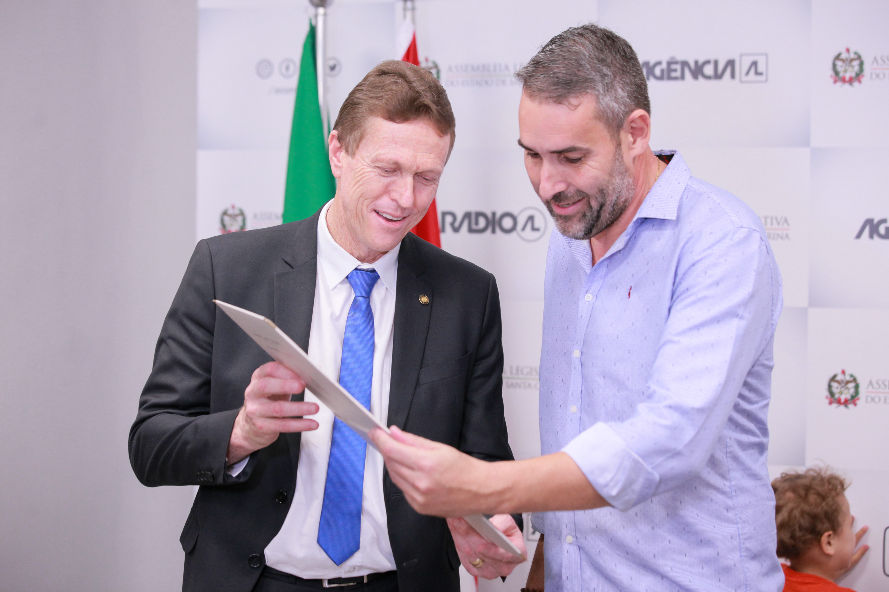 Deputado Volnei Weber entrega homengem à Joel da Costa Junior