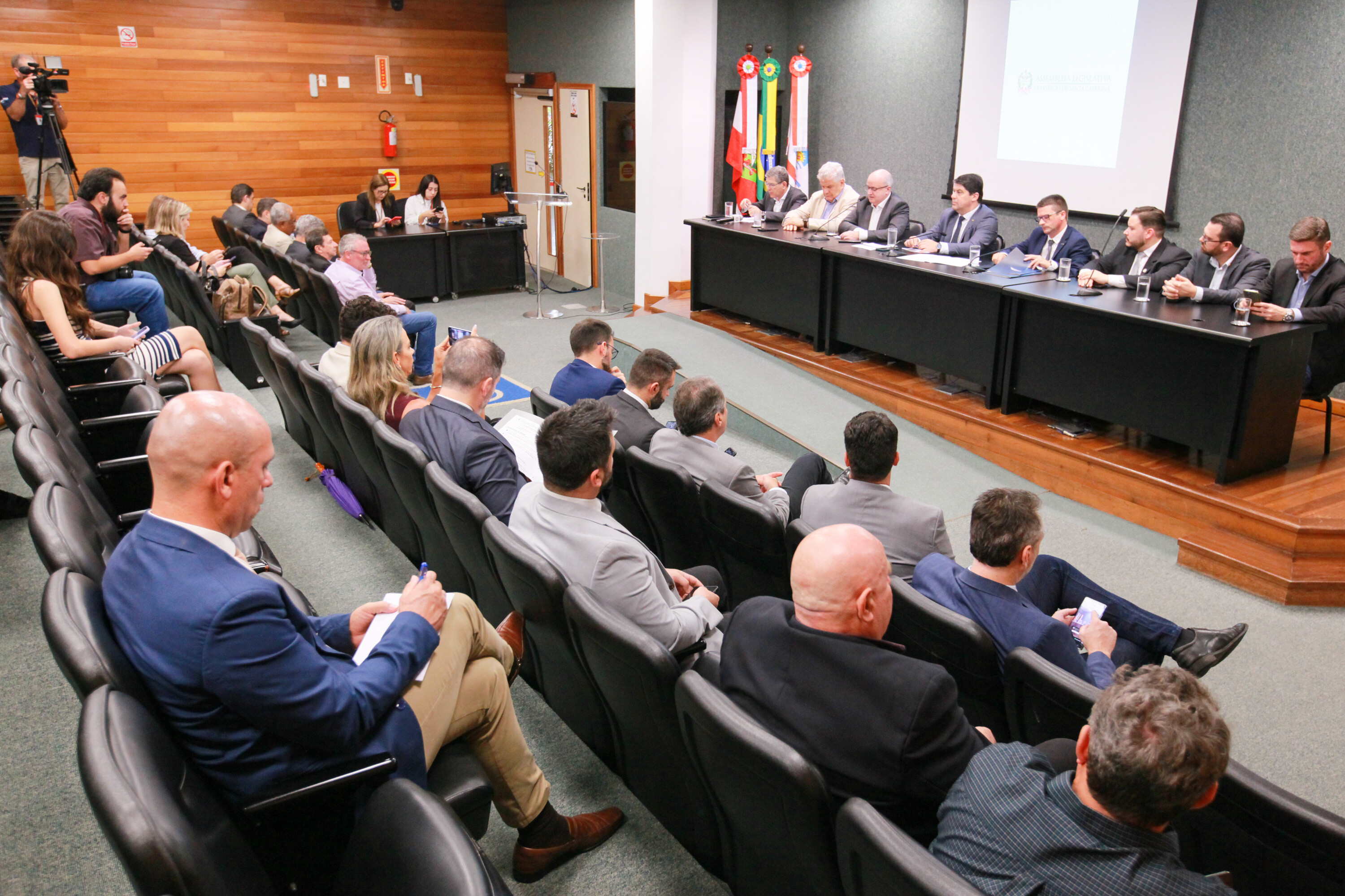 Reunião ampliada da Bancada do Vale do Itajaí debate prejuízos das cheias ao setor lojista