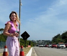 Deputada Paulinha na BR-101, trecho entre Itapema e Itajaí