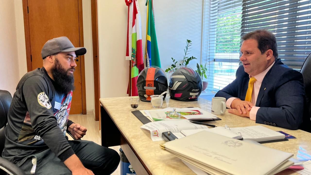 Representante de motoboys e mototaxistas se reúne com Sérgio Guimarães para discutir projeto de moto