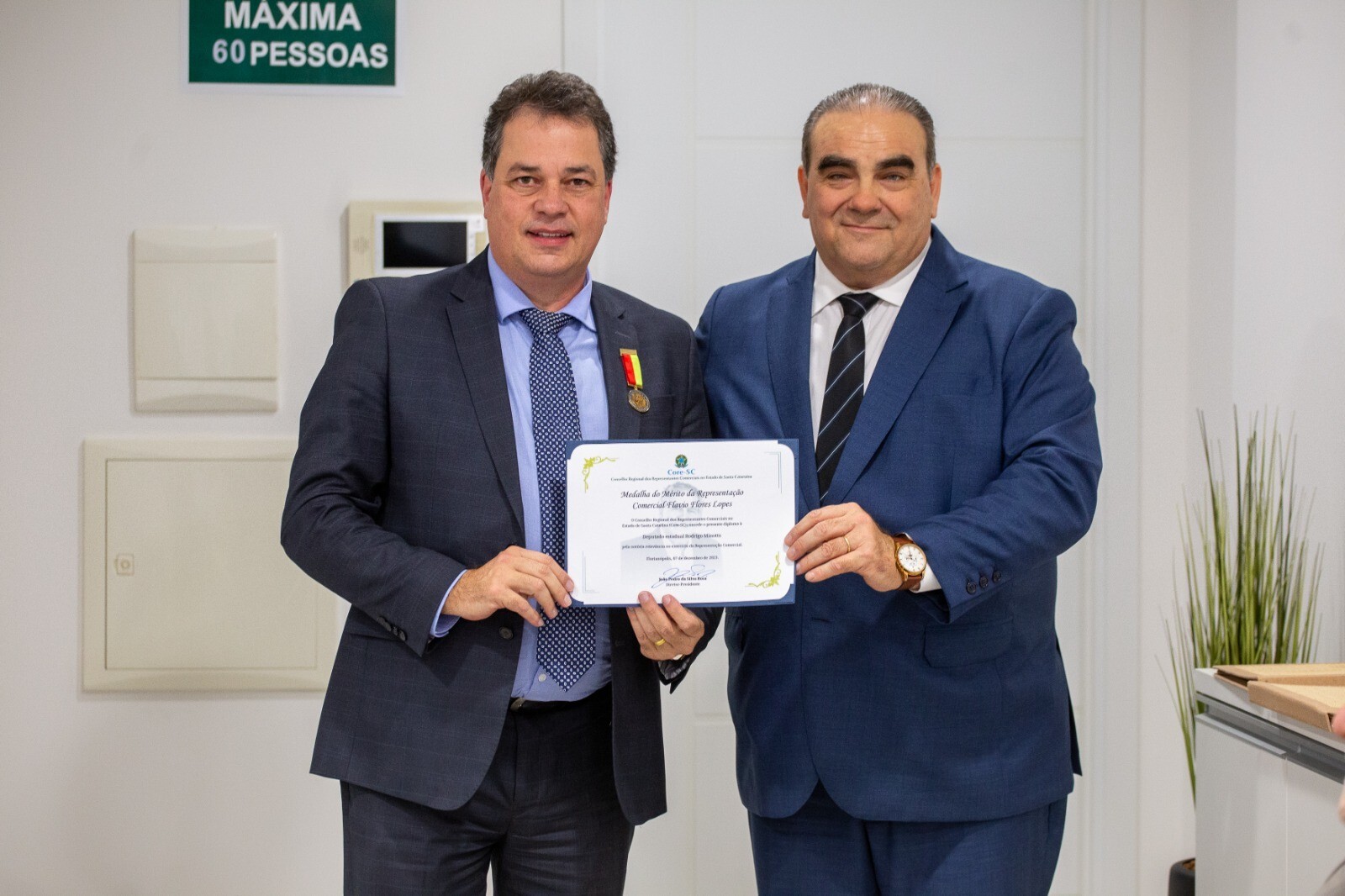 Deputado Rodrigo Minotto recebe a homenagem