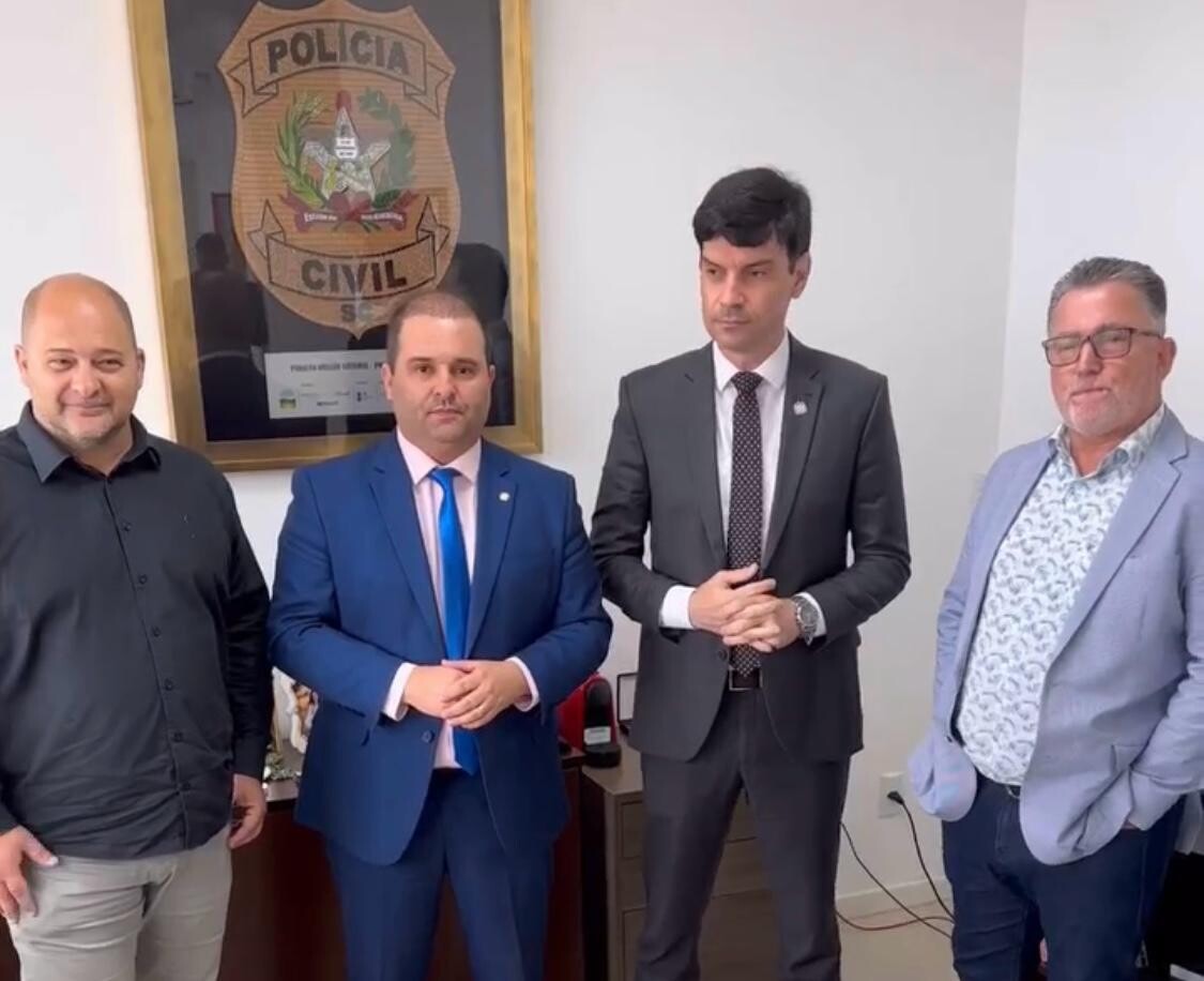Deputado Sérgio Guimarães, delegado Ulisses Gabriel e lideranças de Laguna