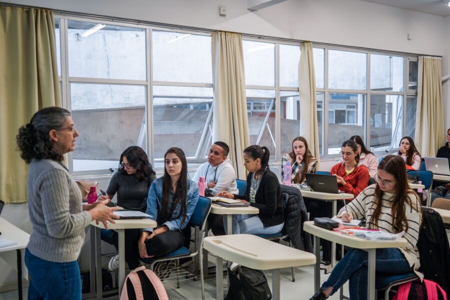Com a sanção, bolsas de estudo do programa serão destinados apenas a estudantes matriculados em cursos presenciais. FOTO: Marco Fávero/Secom