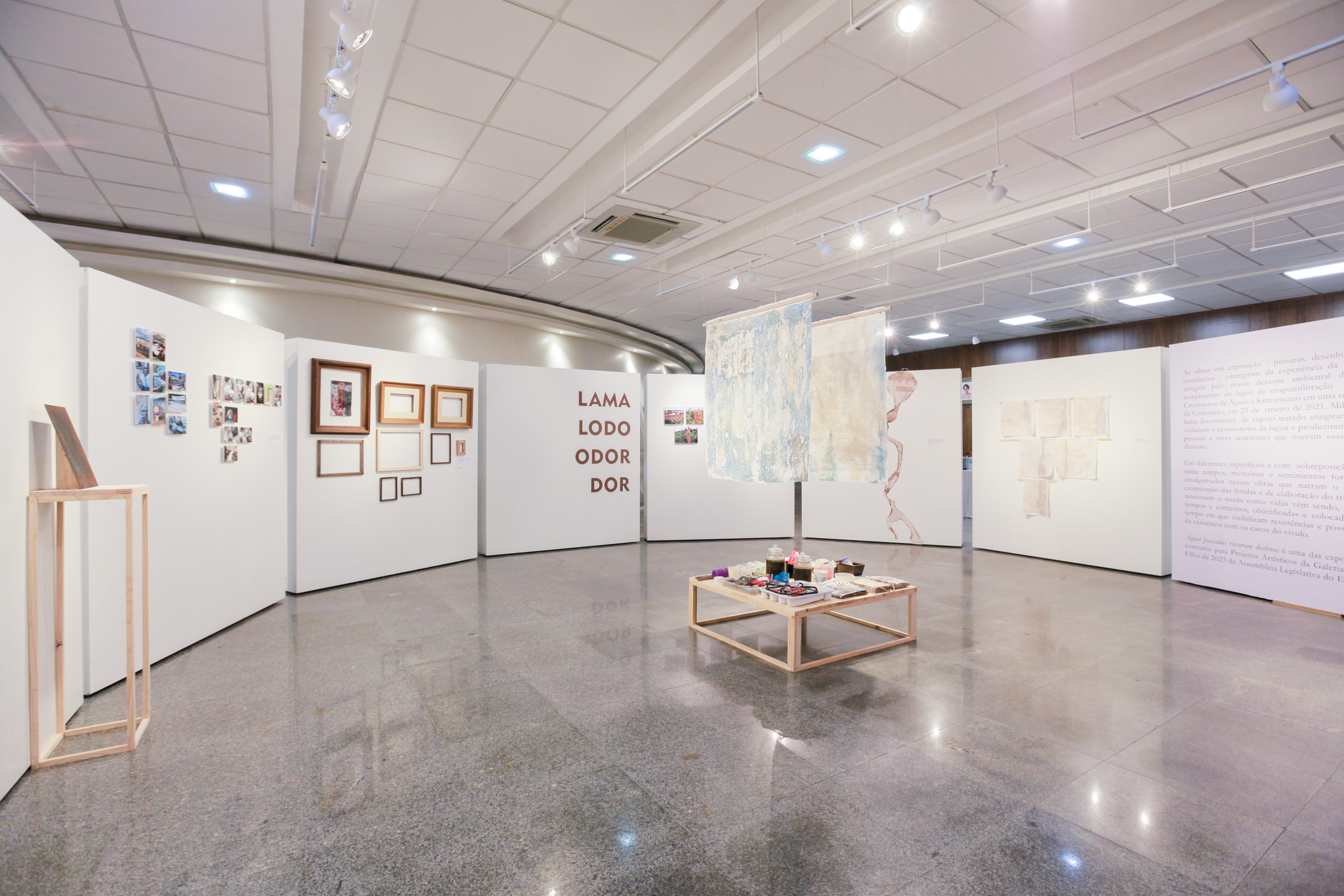 Abertura da Exposição “Águas Passadas Rasuram Destinos” – de Andrea Vieira Zanela