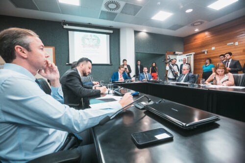 CCJ acata projeto que veda terapia de redesignação sexual para menores de idade