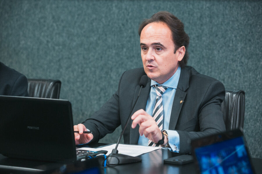Deputado Carlos Humberto, presidente da Comissão de Relacionamento Institucional, Comunicação Relações Internacionais e do Mercosul.