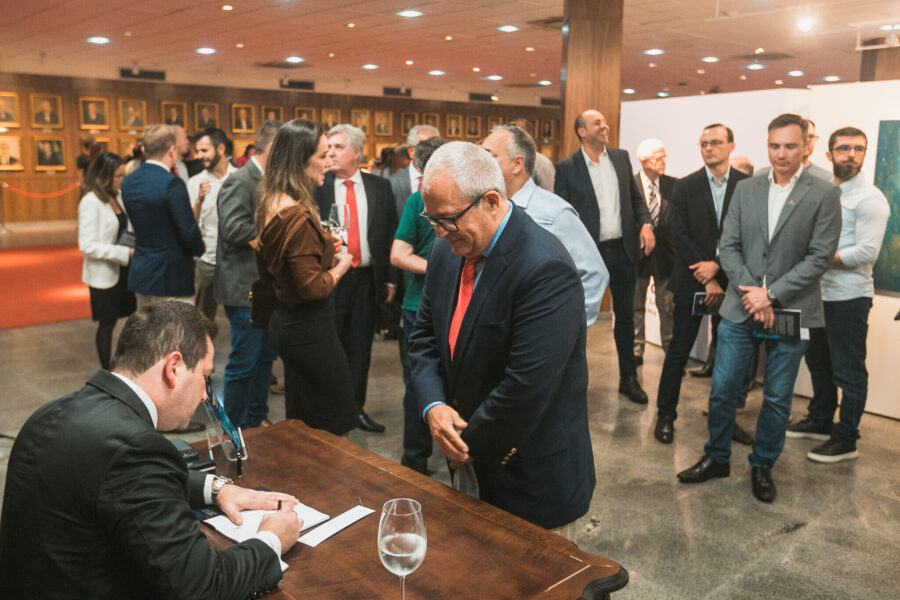Sessão de autógrafos.
