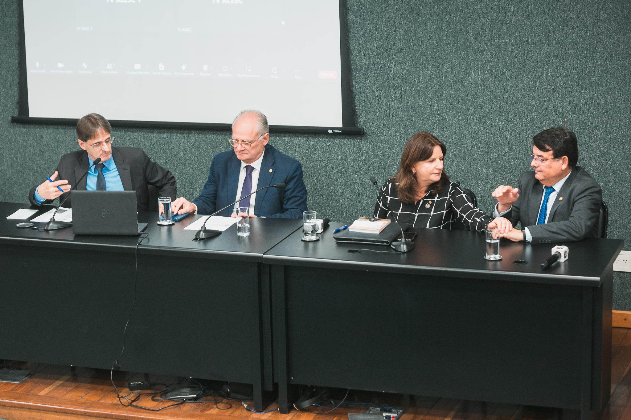 - Deputado Neodi Saretta (PT) - Deputado Dr. Vicente Caropreso (PSDB) -Carme Zanotto-Presidente da Secretaria da Saúde - Deputado Mauricio Peixer (PL)