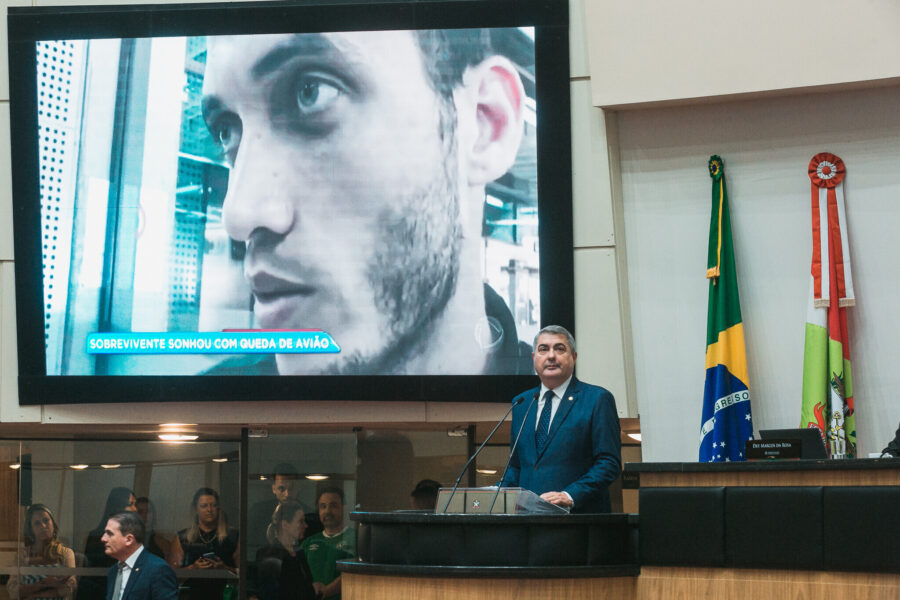 Deputado Lunelli discursa na tribuna.