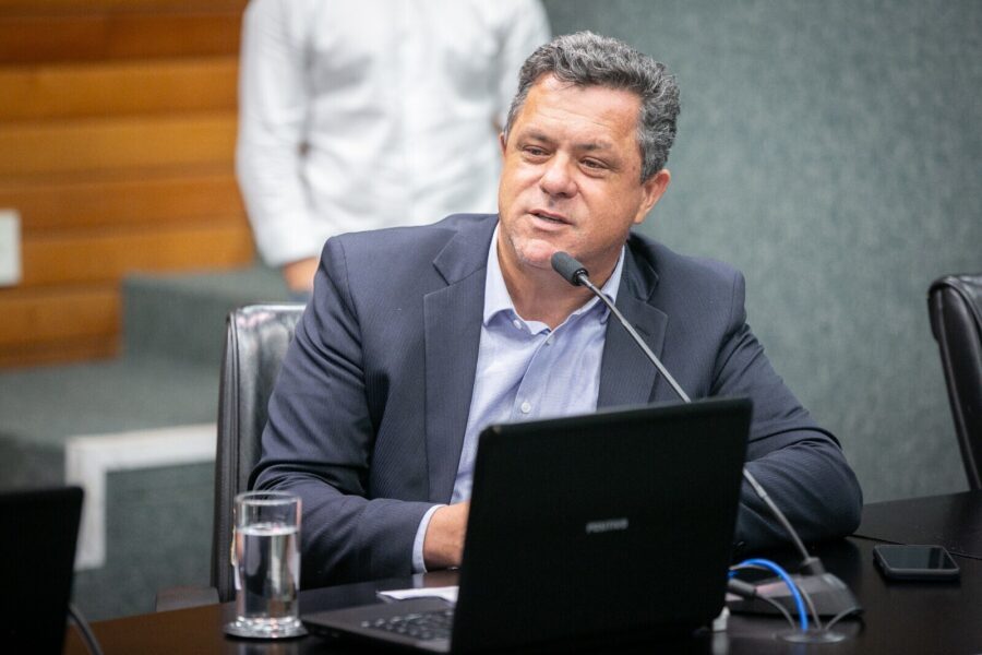 Foto : Deputado Ivan Naatz (PL): Garantia para manutenção das escolas estaduais. (Divulgação).