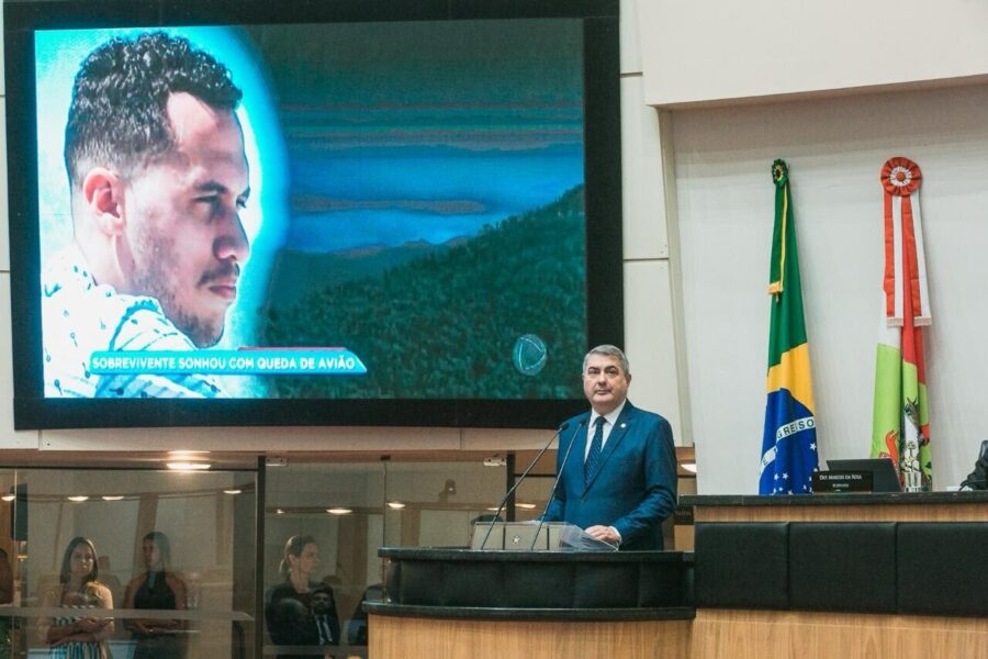 Lunelli homenageia Neto, ex-zagueiro da Chapecoense, em sessão na Alesc