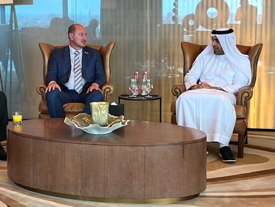 Mauro de Nadal (MDB) em encontro com o presidente da Câmara de Comércio de Dubai, Mohammad Ali Rashed Lootah. FOTO: Adriano Piekas