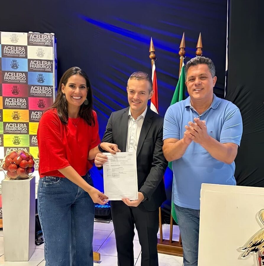 Entrega de emenda foi feita ao prefeito de Fraiburgo, Wilson Ribeiro, e à diretora municipal de Turismo, Natália Latréchia FOTO: Divulgação