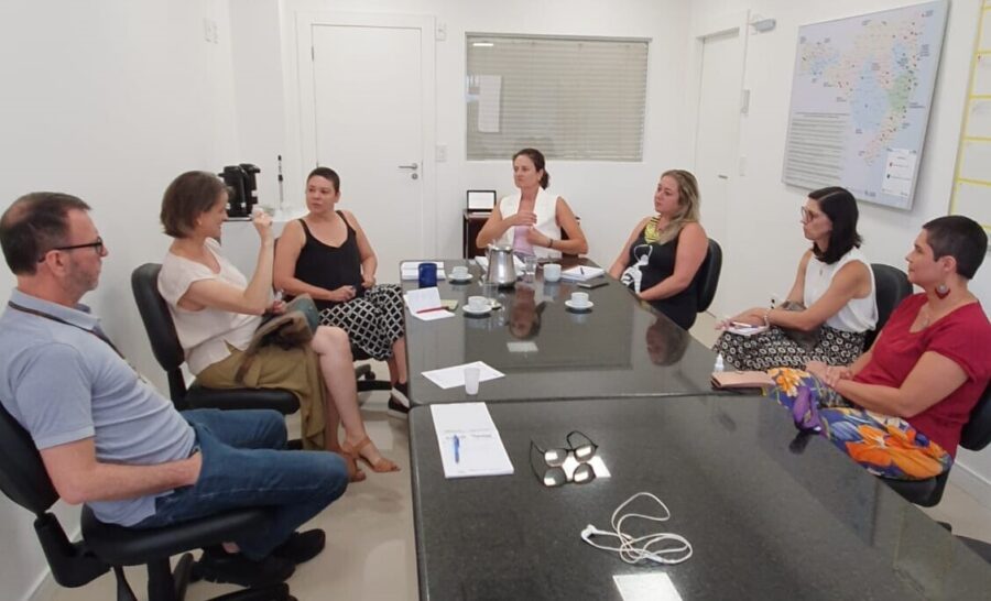 Reunião de pesquisadores da Udesc e equipe da Escola da Alesc define apresentação de projeto pioneiro a vereadores da Avevi.