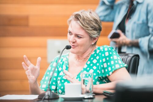 Luciane critica políticos que desobrigam vacinação para realizar matrículas nas escolas