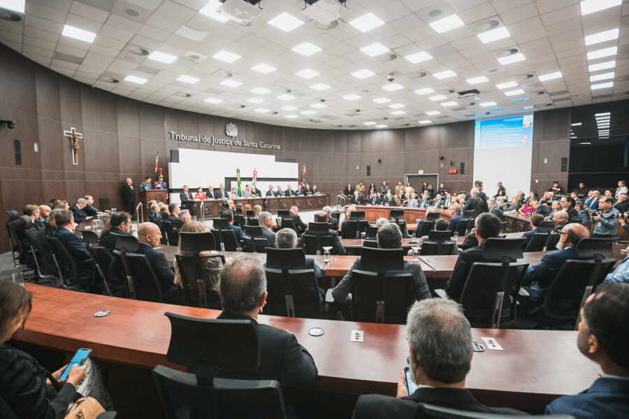 Ato de posse aconteceu na sala de sessões do Tribunal de Justiça de SC, nesta sexta-feira (8).