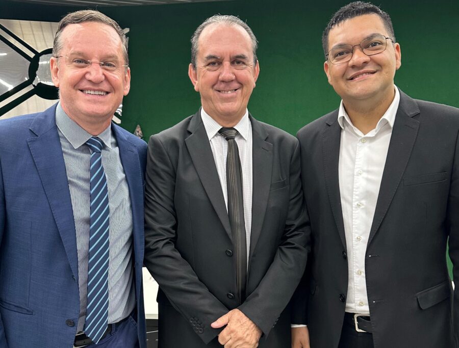 Deputado Miotto, prefeito em exercício, Jair Alexandre e o presidente interino da Câmara, vereador Obadias Benones. FOTO: assessoria de imprensa.