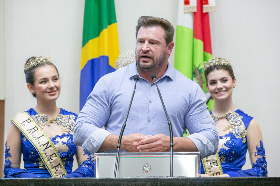 Prefeito em Exercício de Ituporanga, Geison Kurtz, e a corte da 27ª edição da Expofeira.