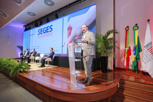 Presidente da Alesc participa de seminário sobre saneamento básico