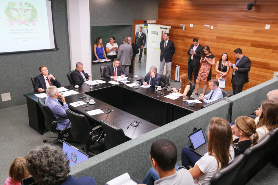 Reunião da CCJ na manhã desta terça-feira (12).