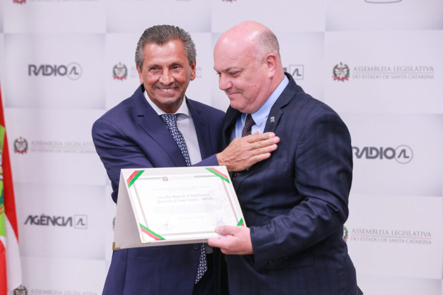 Deputado Julio Garcia (PSD) entrega moção de aplauso ao presidente do CREA/SC, Kita Xavier.