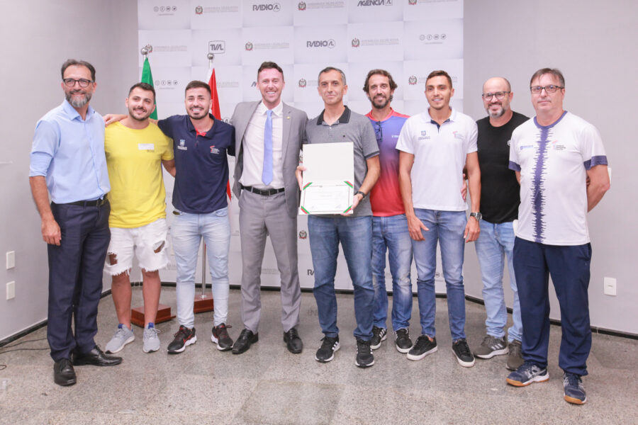 Kléber Lúcio Gil, com o certificado, deputado Fernando Krelling e árbitros da FCF