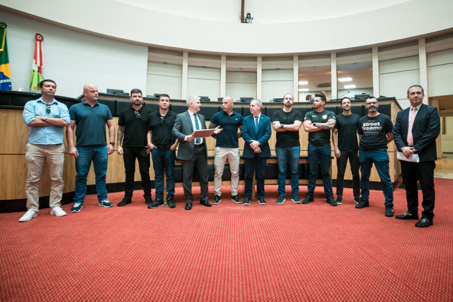 Parlamentares e a equipe homenageada