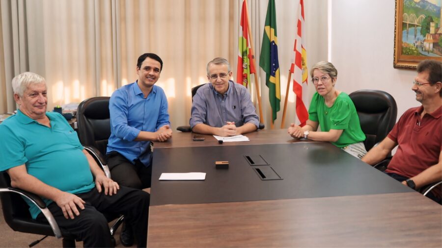 Deputado Marcos da Rosa (União) em reunião com o prefeito e a vice-prefeita de Blumenau. FOTO: assessoria de imprensa