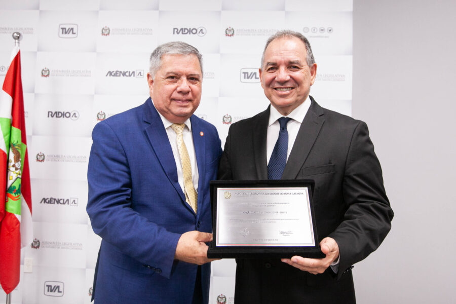 Deputado Mário Motta (PSD), proponente da homenagem, entrega placa ao ex-presidente e membro do Núcleo Estratégico da Fahece, Michel Scaff.