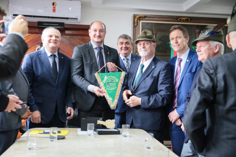 Presidente da Alesc e demais deputados recebem a insígnia da ANA
