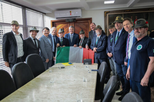 Comitiva italiana da Associação Nacional Alpini é recepcionada na Alesc