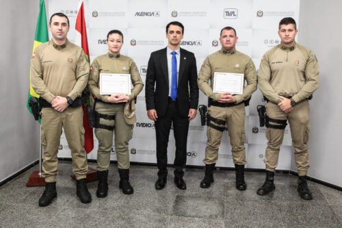 Alesc homenageia policiais que salvaram dois homens de afogamento
