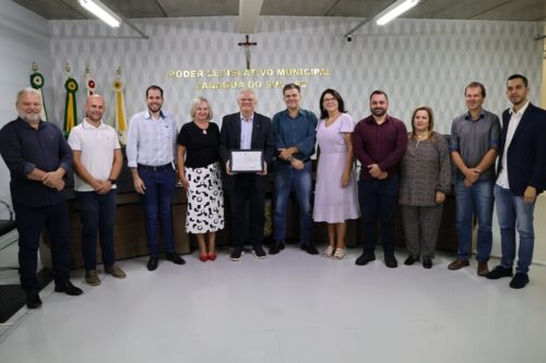 Dr. Vicente recebe homenagem da Câmara de Jaraguá pelos 40 anos dedicados à saúde do município
