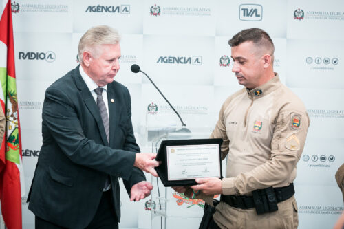PM de Santa Catarina é homenageado na Alesc por ato heroico